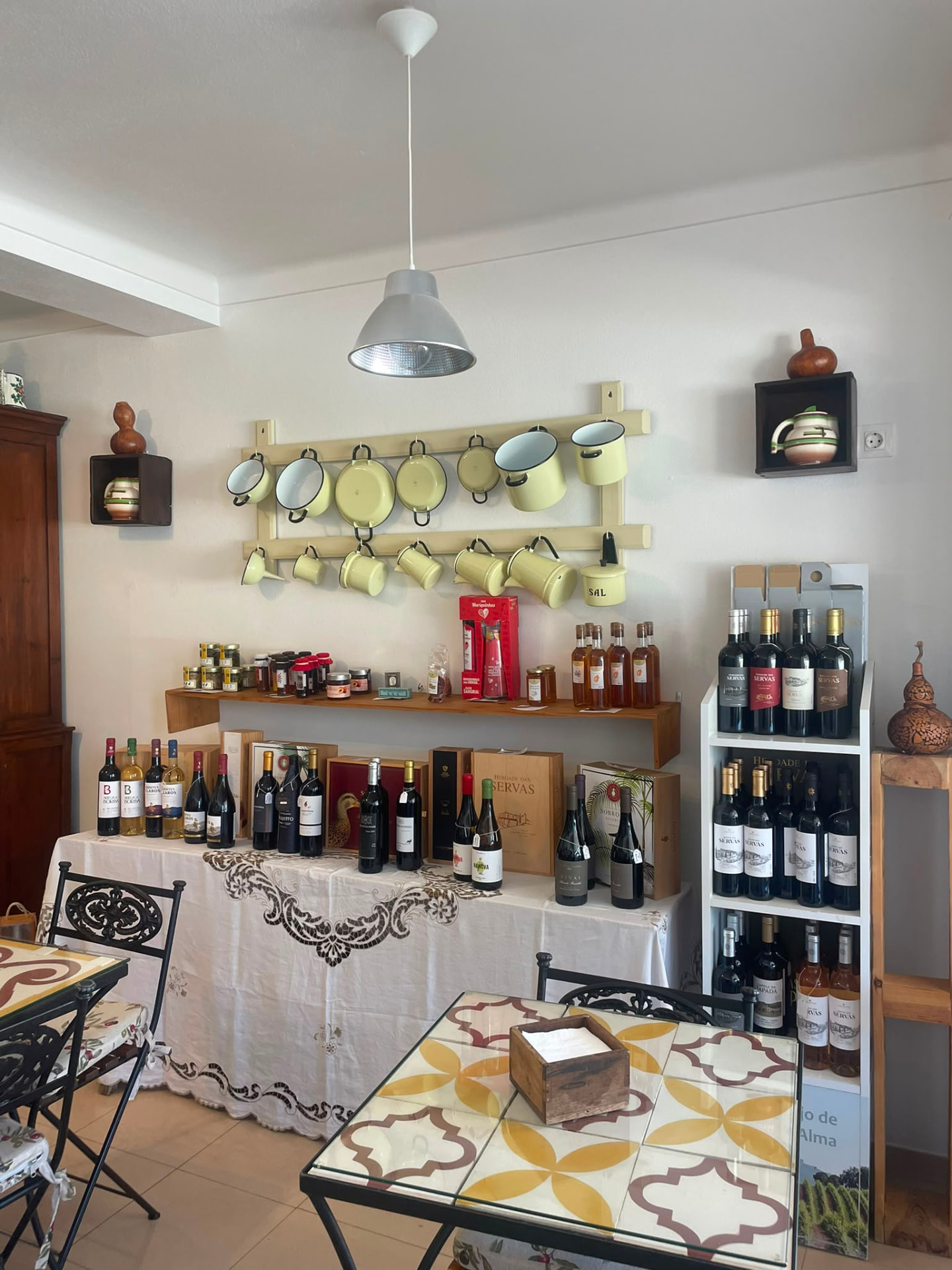 Zona de loja com vinhos e produtos regionais
